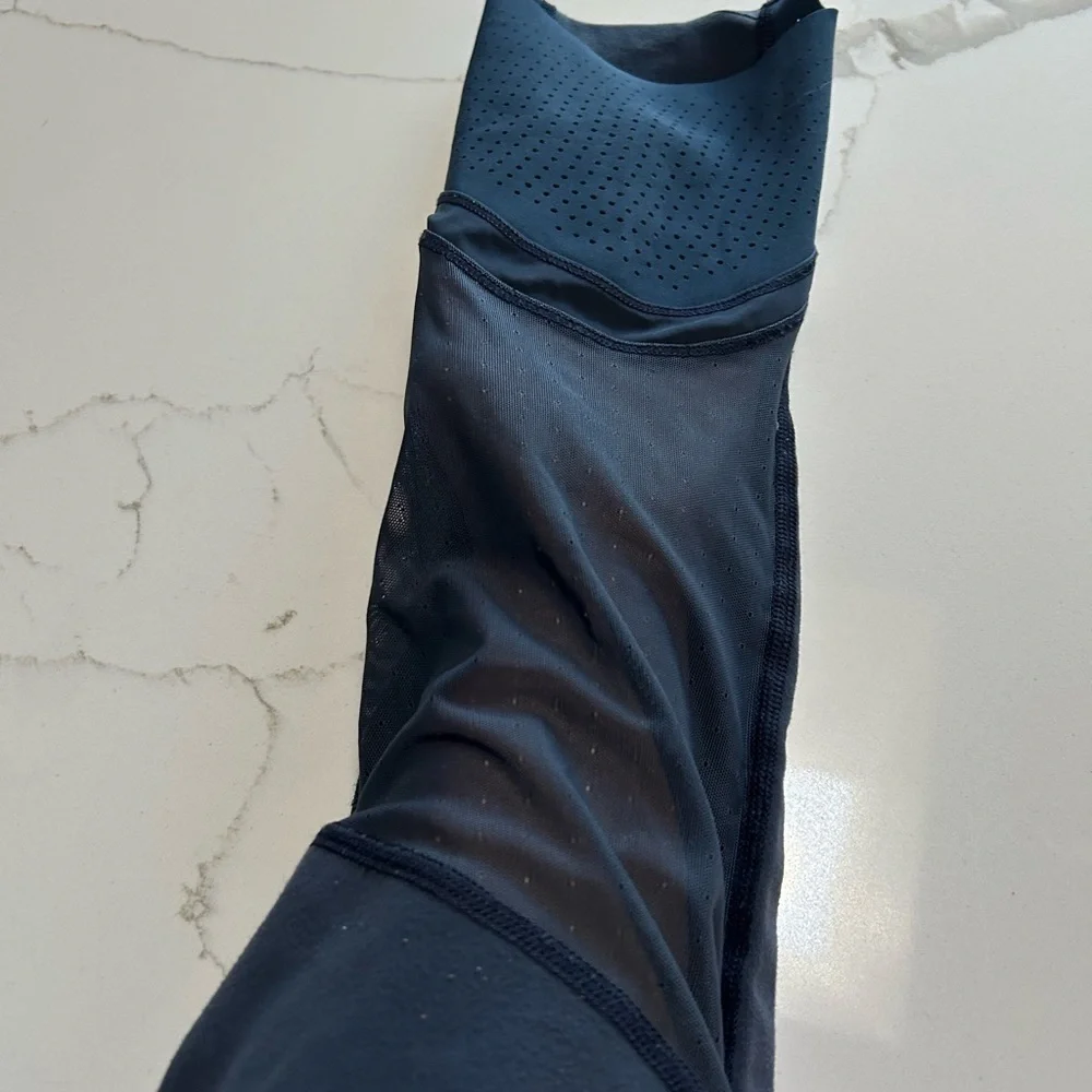 lululemon athletica Women’s Cropped Dark Blue Leggings